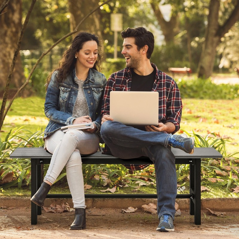 Kestävä harmaa puutarhapenkki kahdelle, säänkestävä ja ergonominen