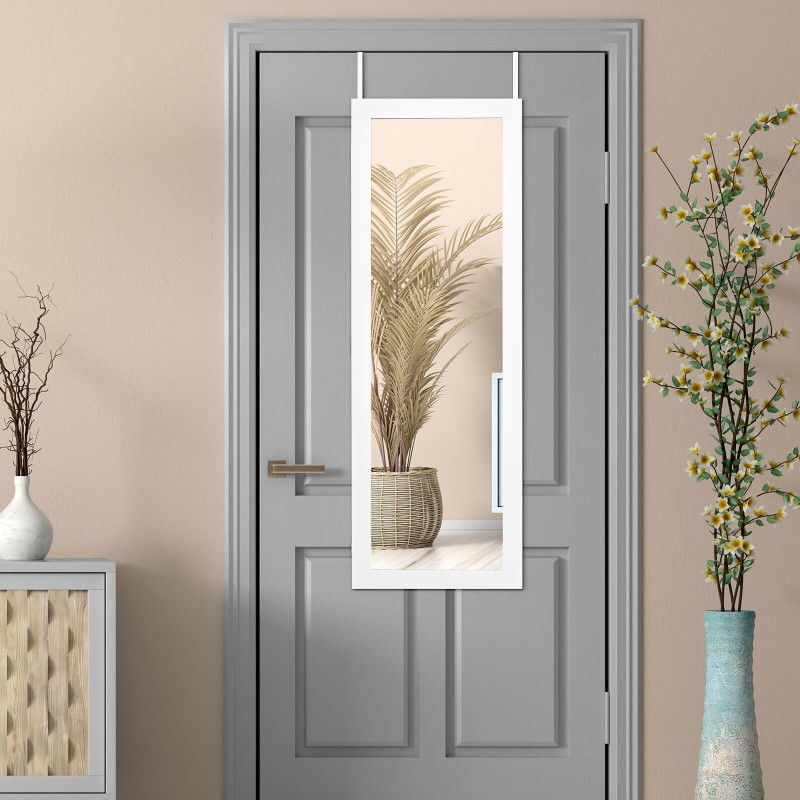 Seinälle asennettava valkoinen korukaappi peilillä ja hyllyillä