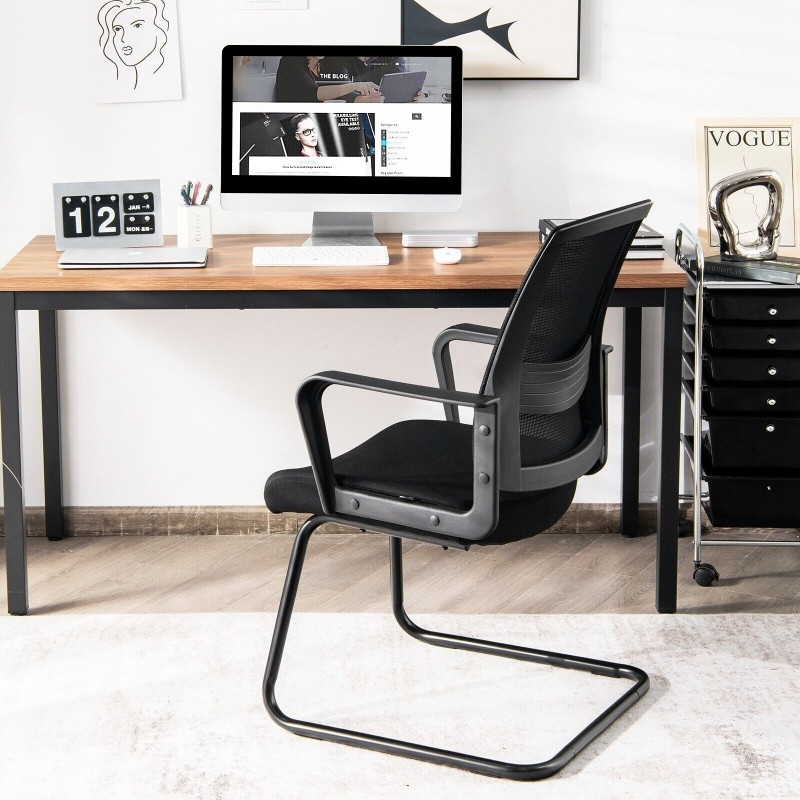 Kaksi ergonomista mustaa verkkoselkänojatuolia, 136 kg kantavuus