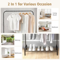 Monikäyttöinen musta vaate- ja säilytysteline säilytyshyllyllä