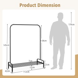 Monikäyttöinen musta vaate- ja säilytysteline säilytyshyllyllä