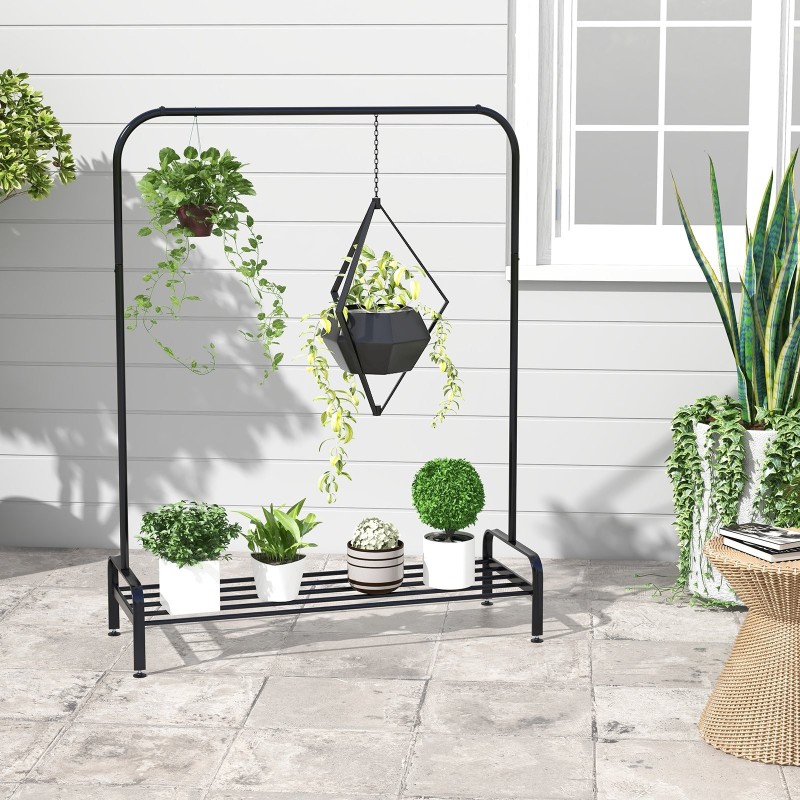 Monikäyttöinen musta vaate- ja säilytysteline säilytyshyllyllä