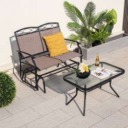 Kahden hengen ruskea puutarhakeinu metallirungolla ja pöydällä