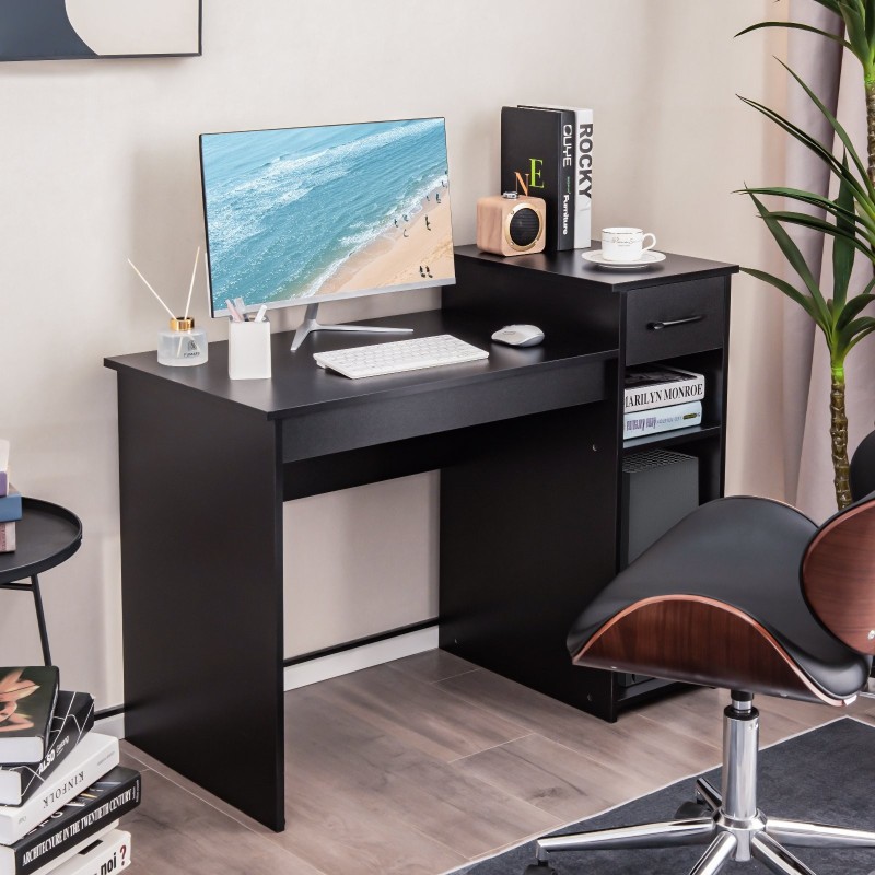 Musta puinen tietokonepöytä laatikolla ja hyllyillä