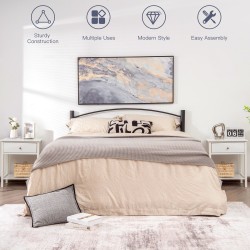 Kaksi valkoista puista yöpöytää laatikolla ja hyllyllä