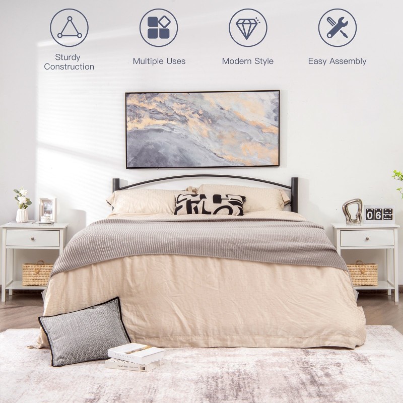 Kaksi valkoista puista yöpöytää laatikolla ja hyllyllä