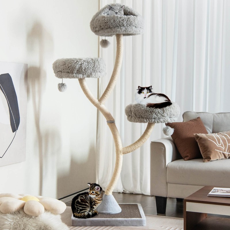 Korkea harmaa kissapuu sisalilla ja pehmeillä tyynyillä