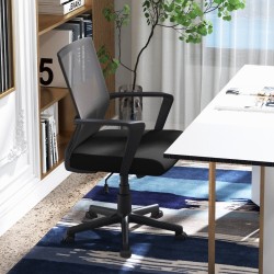 Ergonominen musta työtuoli lannerangan tuella ja keinutoiminnolla