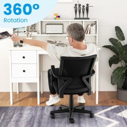 Ergonominen musta työtuoli lannerangan tuella ja keinutoiminnolla