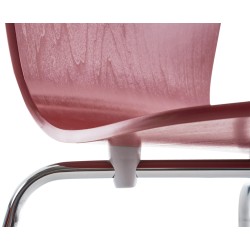 Pinottava vierailutuoli puuistuimella ja krominvärisellä metallijalustalla