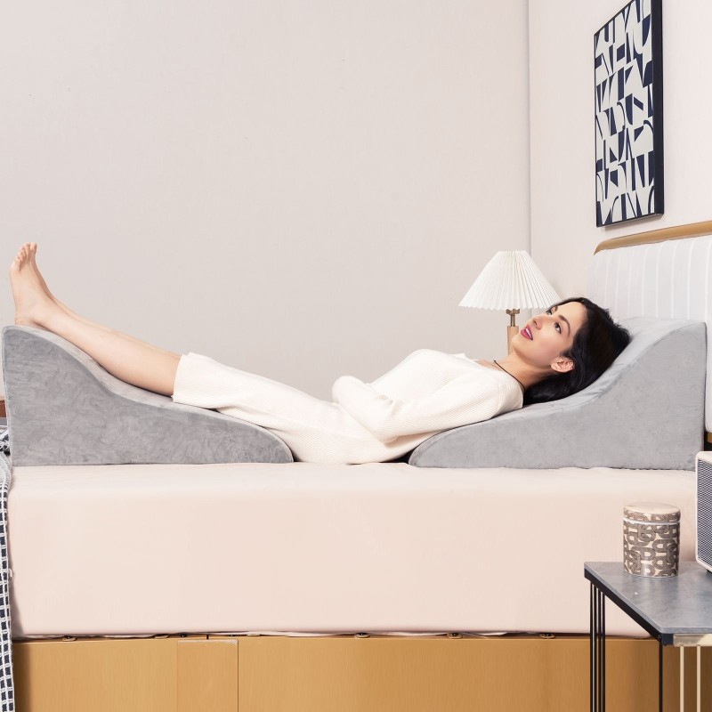 Ergonominen harmaa kiilatyyny kaarevalla muotoilulla ja pestävällä päällisellä