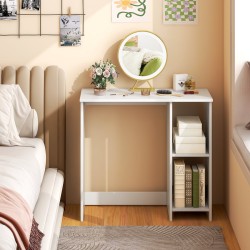 Pieni valkoinen tietokonepöytä kahdella hyllyllä ja vakaalla rakenteella