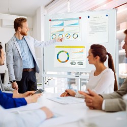 Käännettävä valkotaulu ruudukolla ja tarvikkeilla, säädettävä korkeus