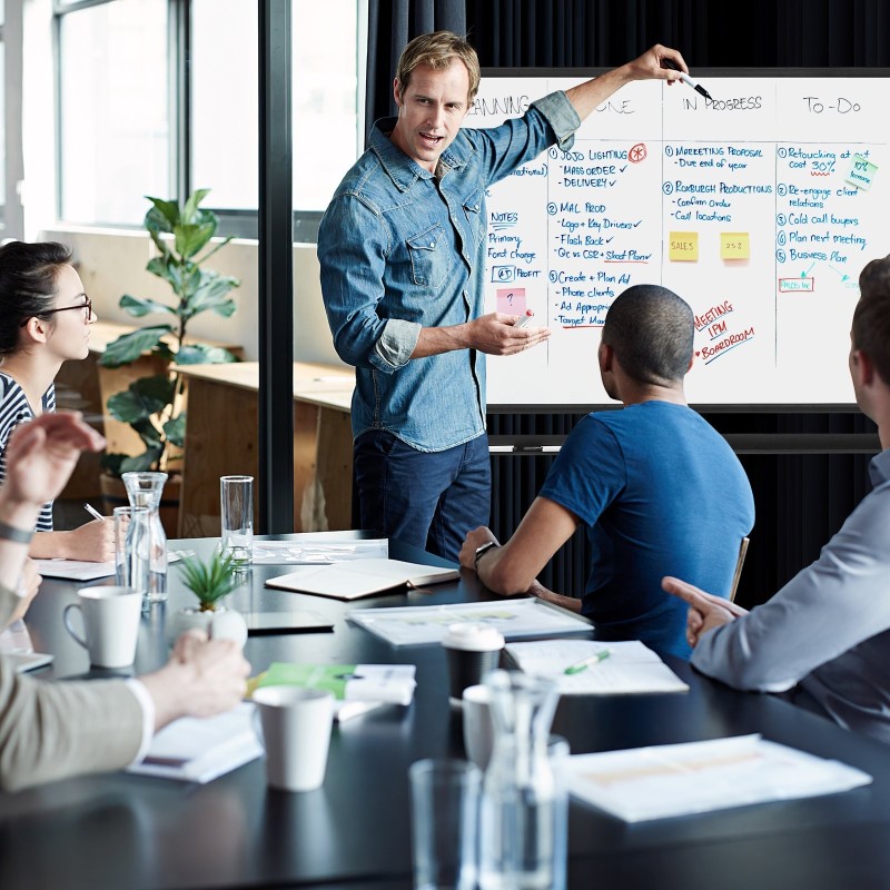 Kaksipuolinen korkeussäädettävä musta rullaava valkotaulu lisävarusteilla