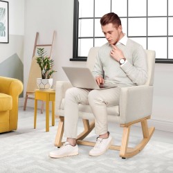 Beige pehmustettu massiivipuinen keinutuoli rentoutumiseen