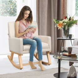 Beige pehmustettu massiivipuinen keinutuoli rentoutumiseen