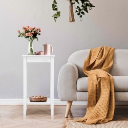 Kaksitasoinen valkoinen puinen apupöytä massiivipuujaloilla