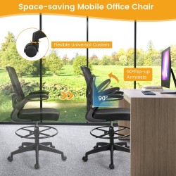 Korkeaselkäinen musta verkkotoimistotuoli kääntyvillä käsinojilla