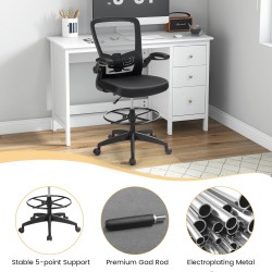 Korkeaselkäinen musta verkkotoimistotuoli kääntyvillä käsinojilla