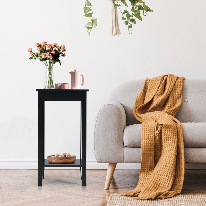 Musta yöpöytä kahdella hyllyllä ja puujaloilla