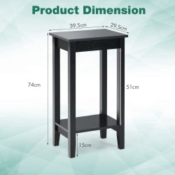 Musta yöpöytä kahdella hyllyllä ja puujaloilla