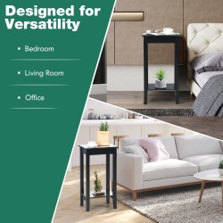 Musta yöpöytä kahdella hyllyllä ja puujaloilla