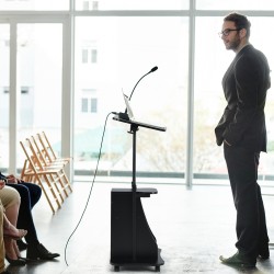 Korkeussäädettävä musta tietokonepöytä säilytyskaapilla ja pyörillä