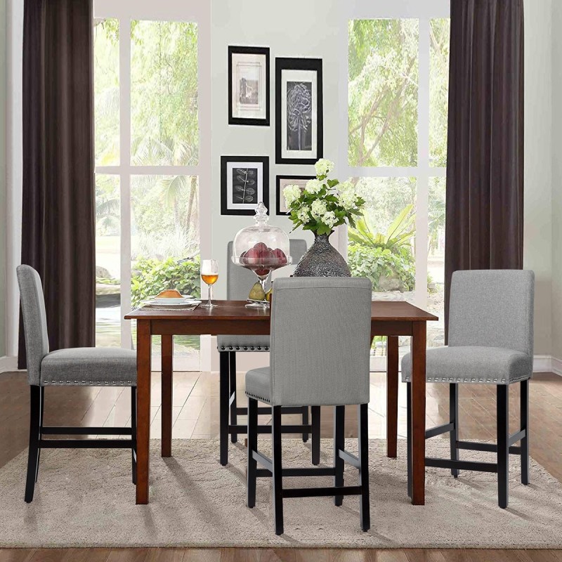 Kaksi harmaata pehmustettua baarijakkaraa matalalla selkänojalla