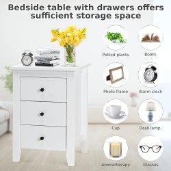 Valkoinen puinen yöpöytä kolmella laatikolla ja vakaalla rakenteella