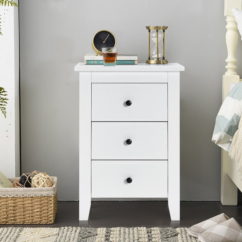 Valkoinen puinen yöpöytä kolmella laatikolla ja vakaalla rakenteella