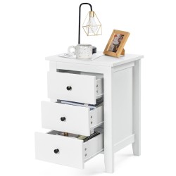 Valkoinen puinen yöpöytä kolmella laatikolla ja vakaalla rakenteella