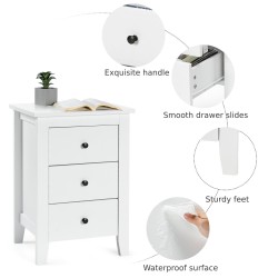 Valkoinen puinen yöpöytä kolmella laatikolla ja vakaalla rakenteella