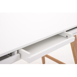 Moderni valkoinen kirjoituspöytä tammijaloilla ja laatikoilla