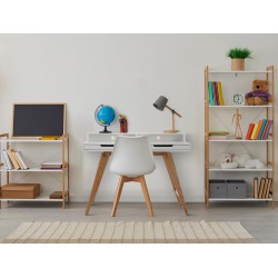 Moderni valkoinen kirjoituspöytä tammijaloilla ja säilytystilalla