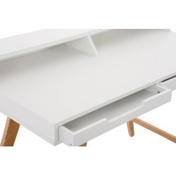 Moderni valkoinen kirjoituspöytä tammijaloilla ja säilytystilalla