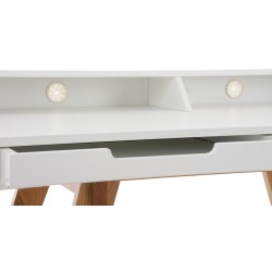 Moderni valkoinen kirjoituspöytä tammijaloilla ja säilytystilalla