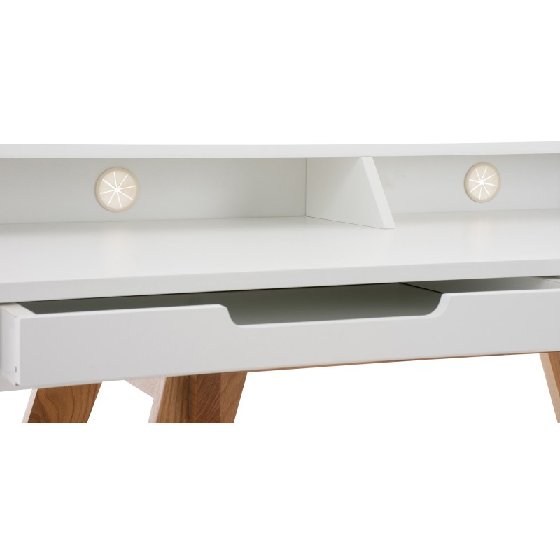 Moderni valkoinen kirjoituspöytä tammijaloilla ja säilytystilalla