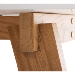 Moderni valkoinen kirjoituspöytä tammijaloilla ja säilytystilalla