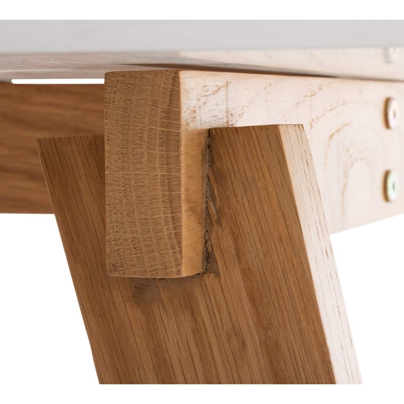 Moderni valkoinen kirjoituspöytä tammijaloilla ja säilytystilalla