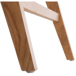 Moderni valkoinen kirjoituspöytä tammijaloilla ja säilytystilalla