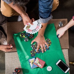 500 kappaleen pokerisetti 14g pelimerkeillä ja korttipakoilla