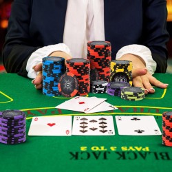 500 kappaleen pokerisetti 14g pelimerkeillä ja korttipakoilla