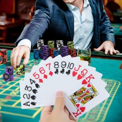 Pokerisetti 300 pelimerkkiä, kortit, nopat, musta kantolaukku