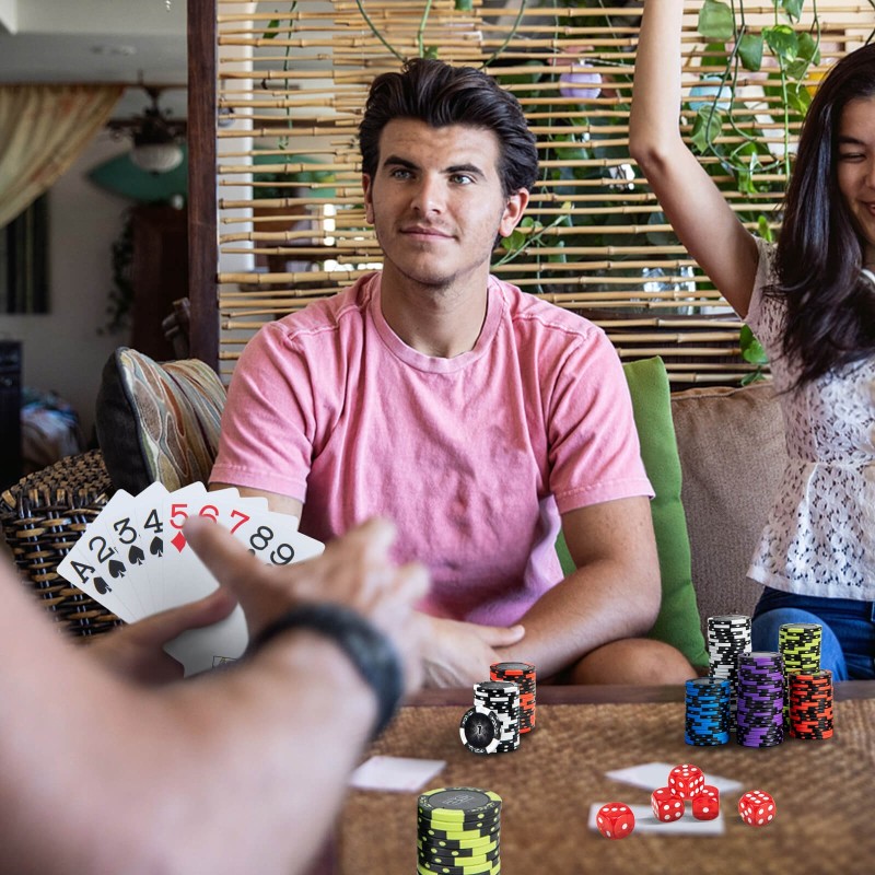 Pokerisetti 300 pelimerkkiä, kortit, nopat, musta kantolaukku