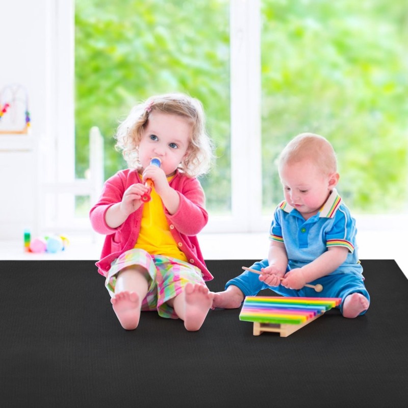 Musta liukumaton joogamatto säädettävillä tarranauhoilla