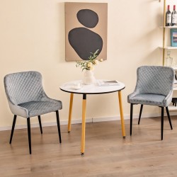 Kaksi harmaata samettituolia säädettävillä jaloilla ruokailutilaan