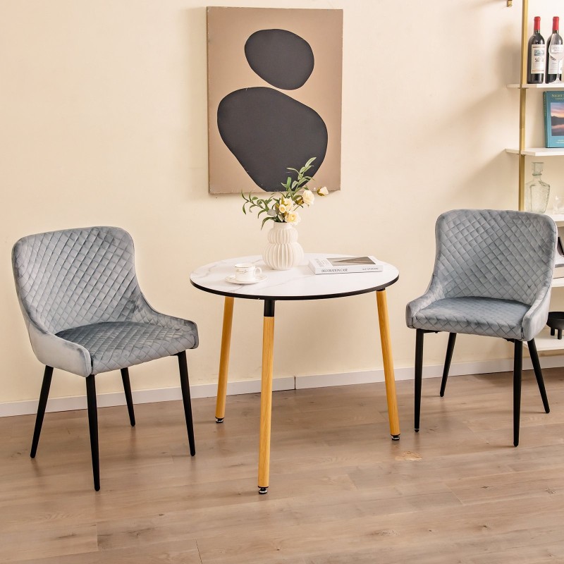 Kaksi harmaata samettituolia säädettävillä jaloilla ruokailutilaan