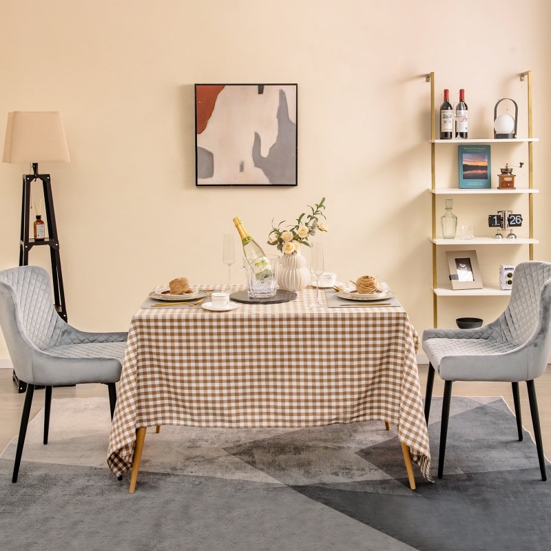 Kaksi harmaata samettituolia säädettävillä jaloilla ruokailutilaan