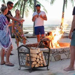 Kompakti musta metallinen polttopuuteline koristeellisilla kuvioilla