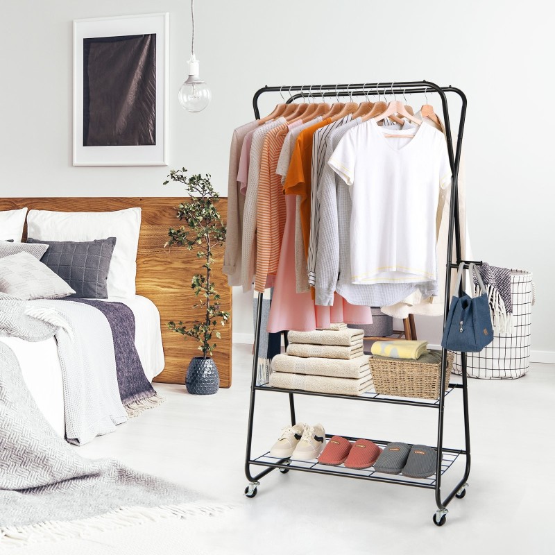 Musta vaateripustin pyörillä, kaksinkertainen tanko ja hyllyt